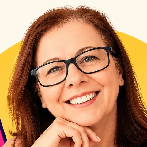 Foto da Leni sorrindo, de óculos